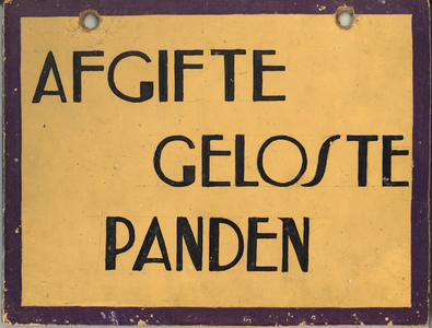 878211 Afbeelding van een 'pandbord' met de tekst: 'AFGIFTE GELOSTE PANDEN' dat gehangen heeft in de Gemeentelijke Bank ...